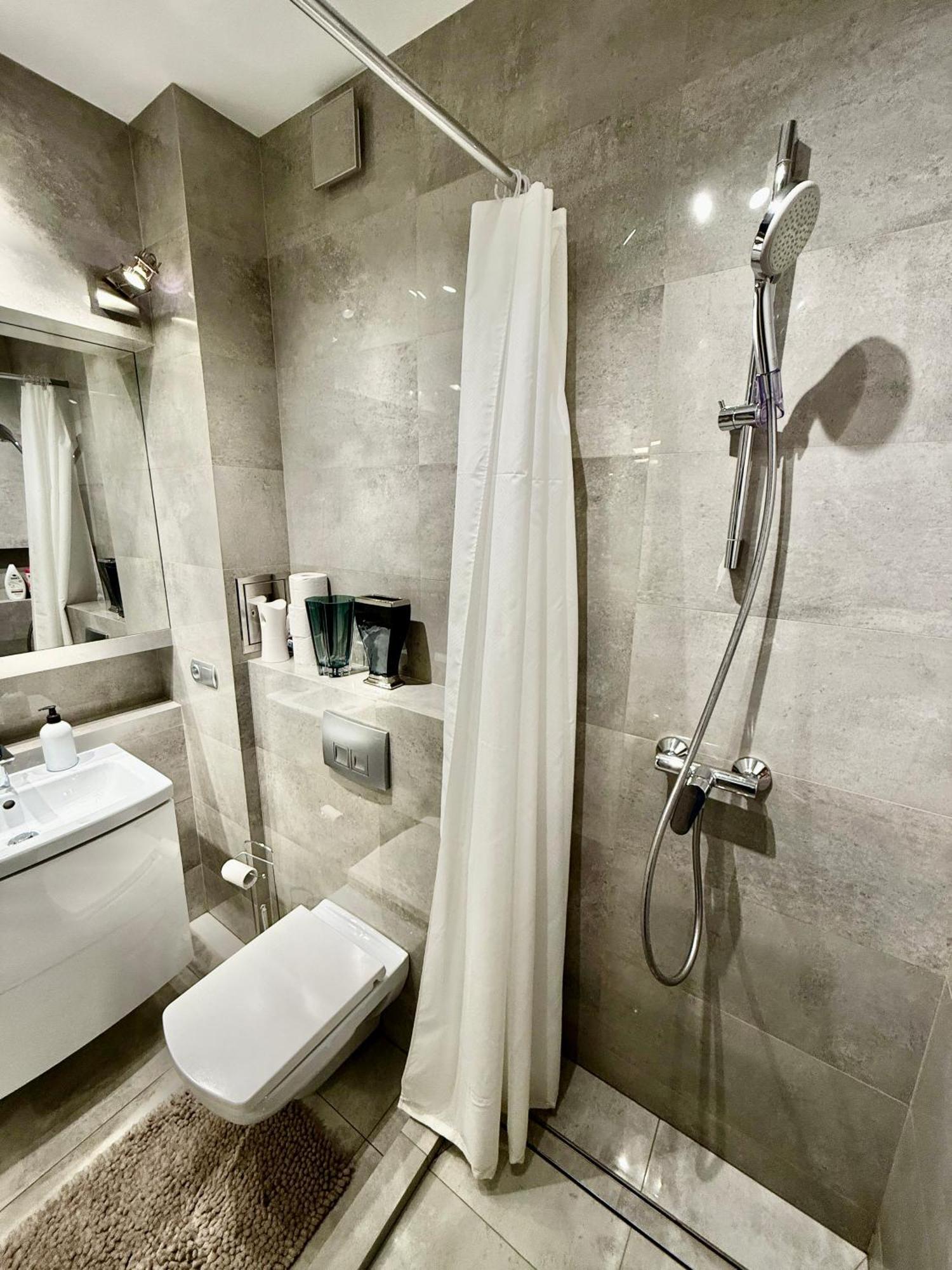 Class Metro Fast Wifi 100 Mbs 70'tv Netflix Hbo Max Disney+ Appletv+ Apartment Warsaw