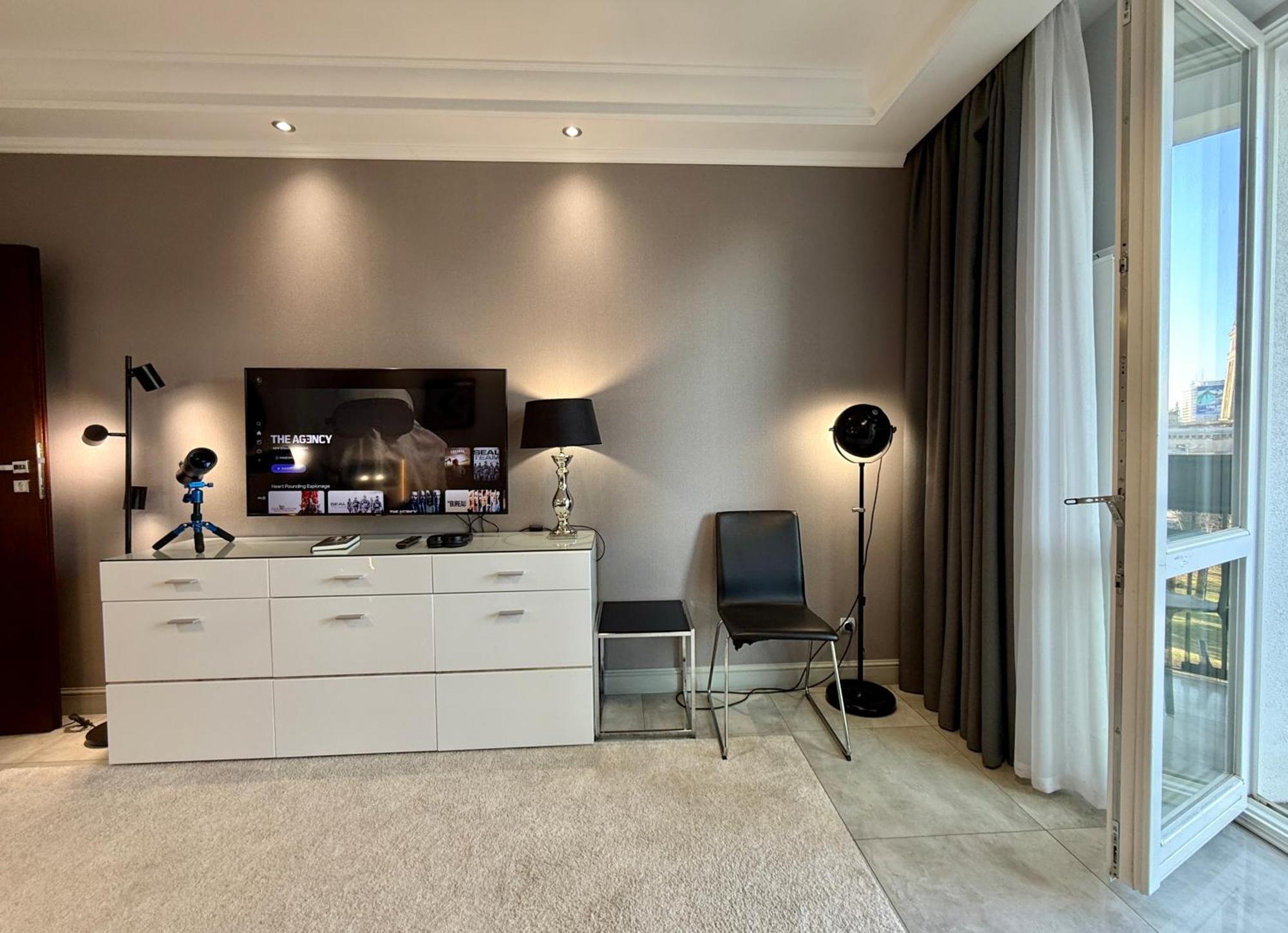 Class Metro Fast Wifi 100 Mbs 70'tv Netflix Hbo Max Disney+ Appletv+ Apartment Warsaw