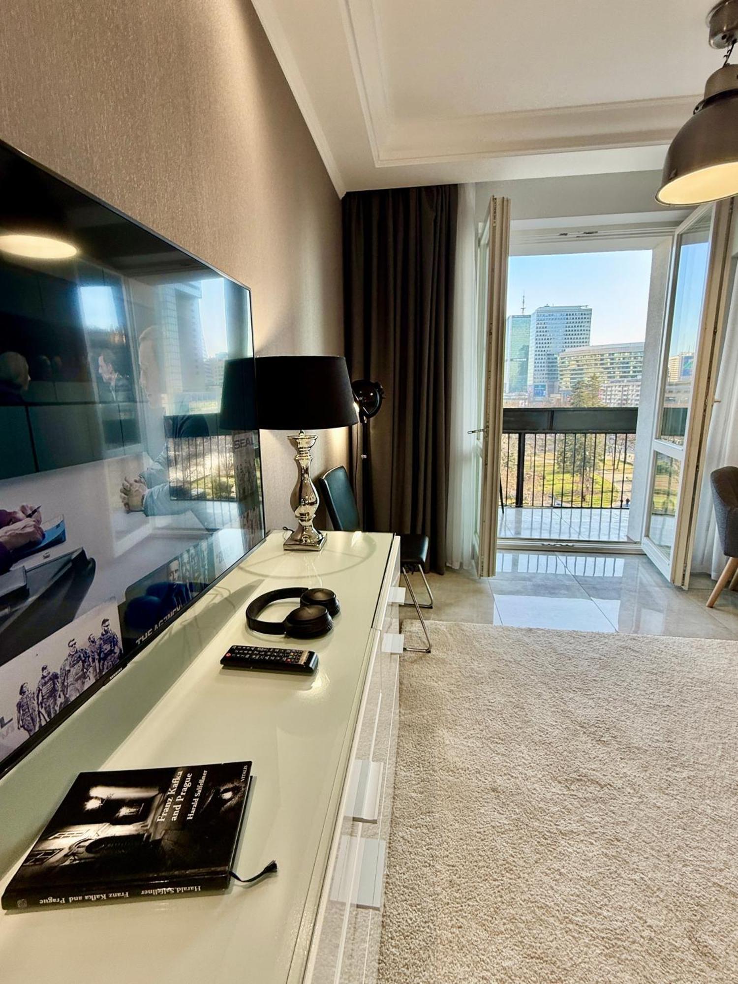 Class Metro Fast Wifi 100 Mbs 70'tv Netflix Hbo Max Disney+ Appletv+ Warsaw